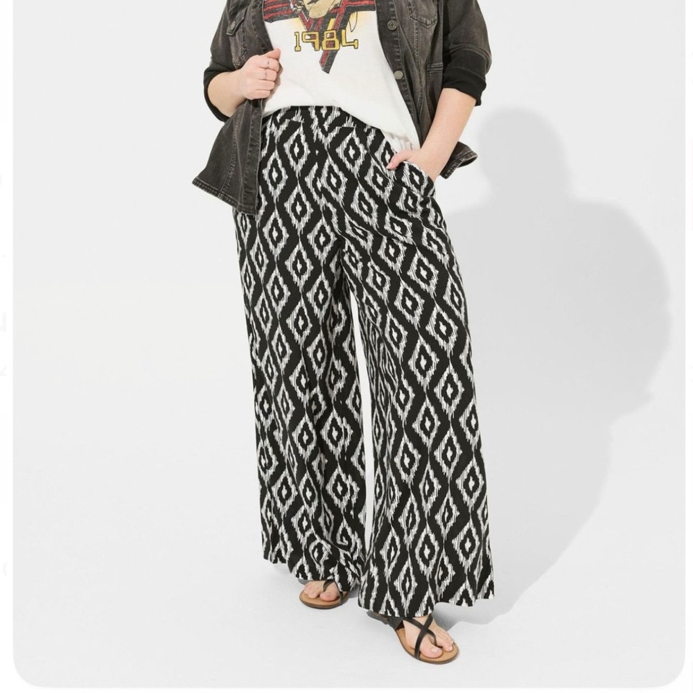 TORRID Black and White Geometric Women's Pants Size 10 Torrid Size 00